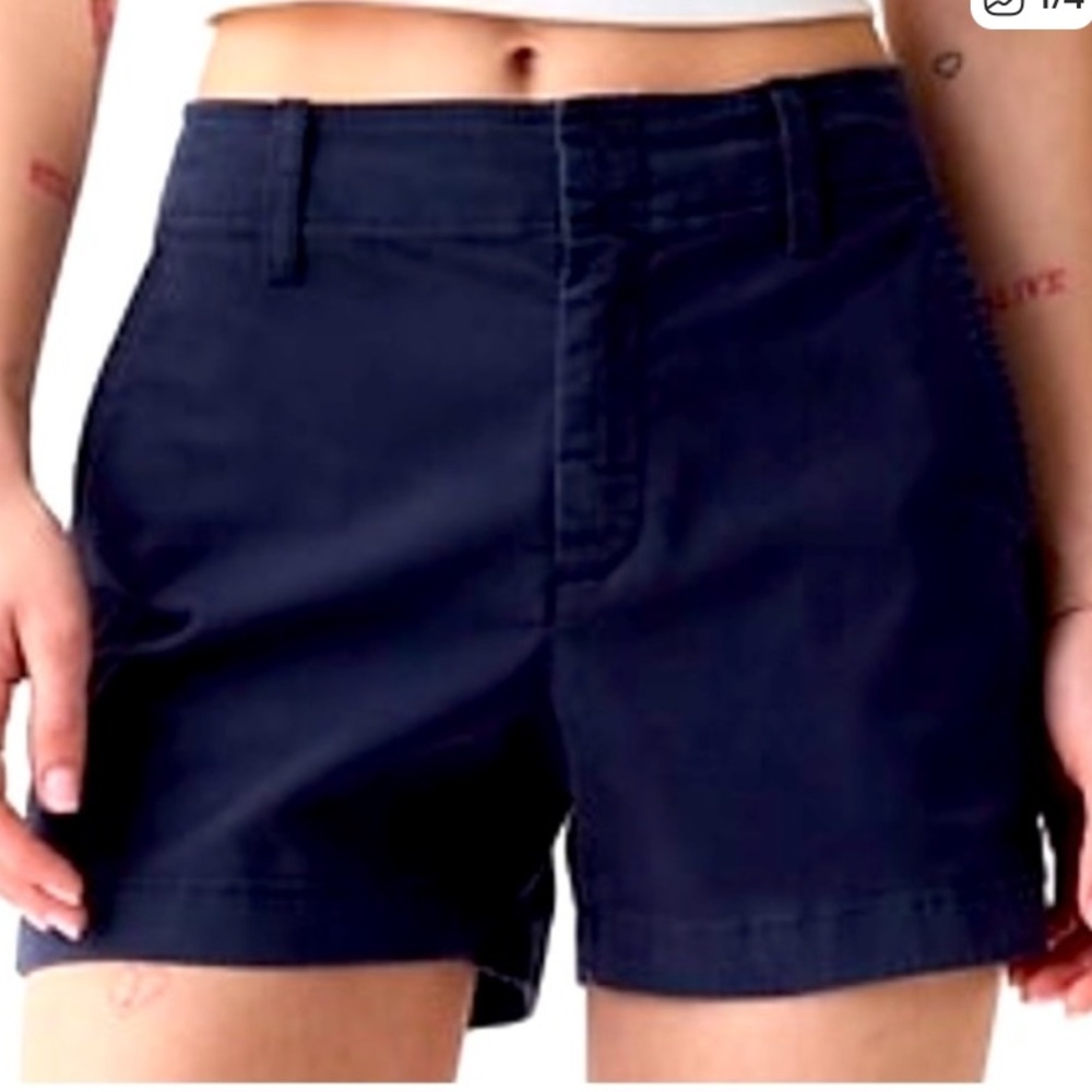 GAP Downtown 4” Khaki Shorts. NWOT.